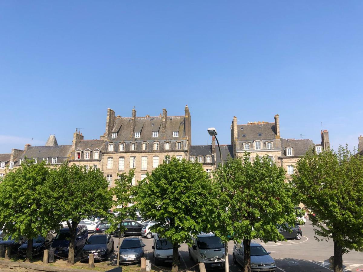 L'Aparthé - Appart cosy avec vue sur la place du marché Dinan Extérieur photo