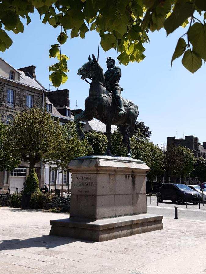 L'Aparthé - Appart cosy avec vue sur la place du marché Dinan Extérieur photo