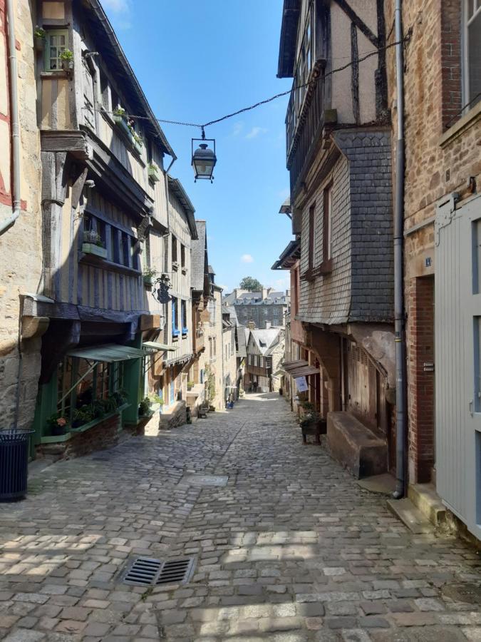 L'Aparthé - Appart cosy avec vue sur la place du marché Dinan Extérieur photo